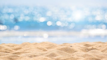 Una playa cerca, arena blanca, bar en la playa