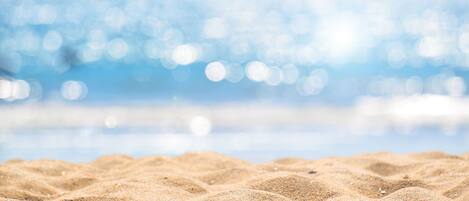 Una playa cerca, arena blanca, bar en la playa