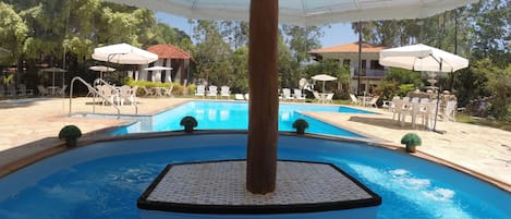 Piscina externa, espreguiçadeiras