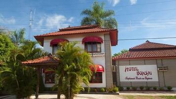 Vista frontal de la propiedad