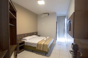 Quarto casal standard | Roupas de cama premium, cofres nos quartos, cortinas blackout