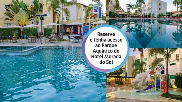 Zona de piscina de hotel con tobogán y área de juegos para niños.