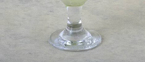 Ein Glas mit Limettenscheibe und Trinkhalm.