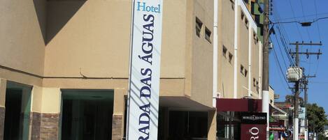 Cartell d'hotel amb un logotip i el nom 'Hotel Morada das Águas'.