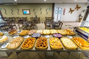 Free daily buffet breakfast - Hotel Morada do Sol (Caldas Novas)