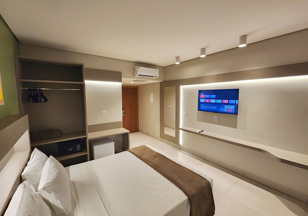 مكتب وستائر تعتيم وواي فاي مجانًا وملاءات أسرّة