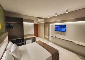 Luxury Triple Room, 1 Bedroom | Desk, blackout drapes, free WiFi, bed sheets - Hotel Morada do Sol (Caldas Novas)