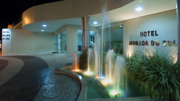 A hotel entrance with a fountain and signage. - Hotel Morada do Sol (Caldas Novas)