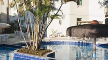 7 albercas al aire libre y camastros