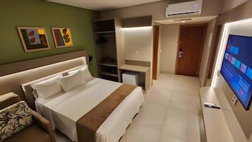 Luxury Triple Room, 1 Bedroom | Desk, blackout drapes, free WiFi, bed sheets