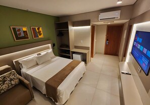 Luxury Triple Room, 1 Bedroom | Desk, blackout drapes, free WiFi, bed sheets - Hotel Morada do Sol (Caldas Novas)