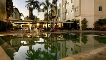 7 outdoor pools, sun loungers