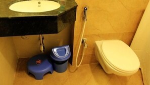 Buồng tắm vòi sen, khăn tắm