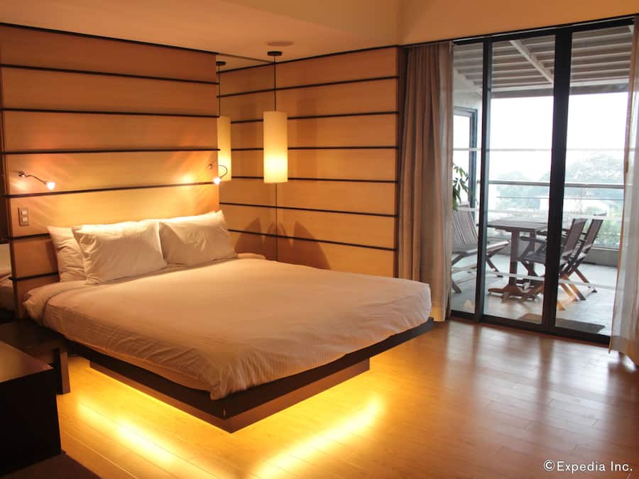 Minibar, caja de seguridad en la habitación y escritorio