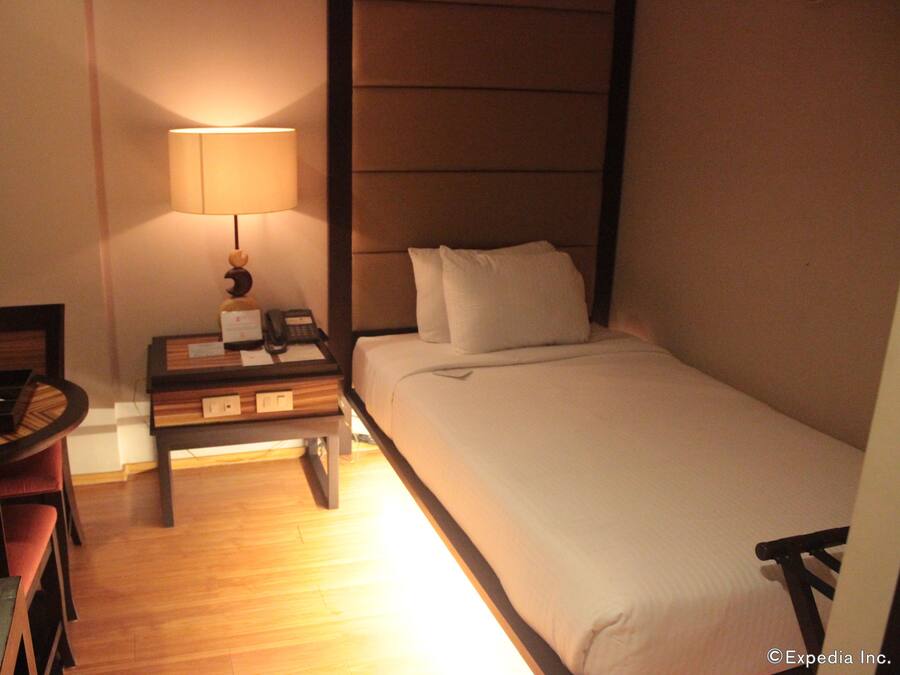 Standard Room | Bar mini, peti besi dalam bilik, meja, seterika/papan seterika