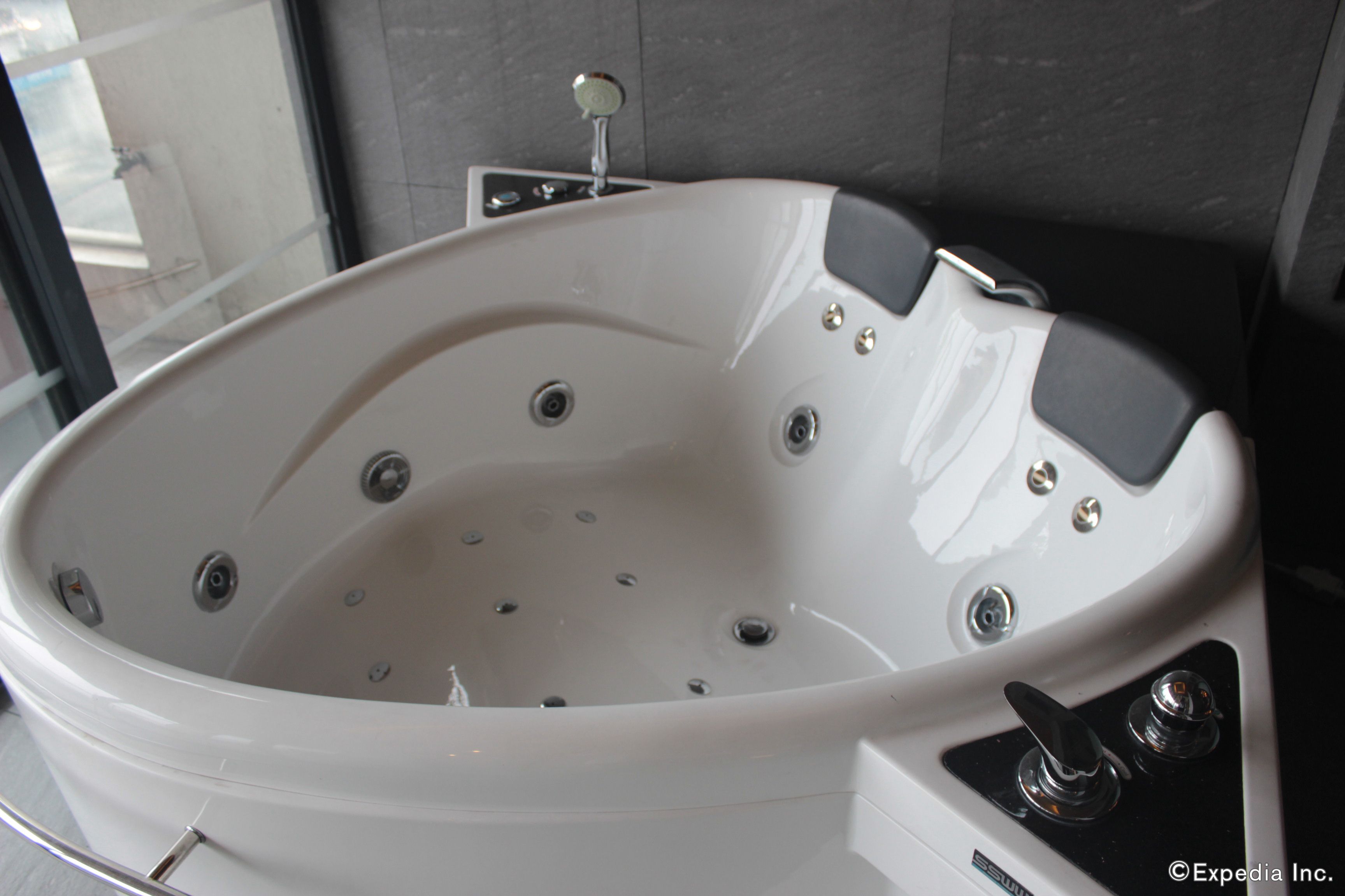 penthouse suite | jetted bathtub