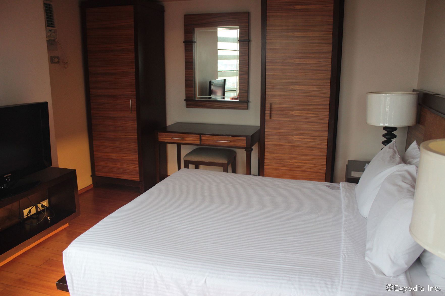 Minibar, in-room safe, desk, iron/ironing board