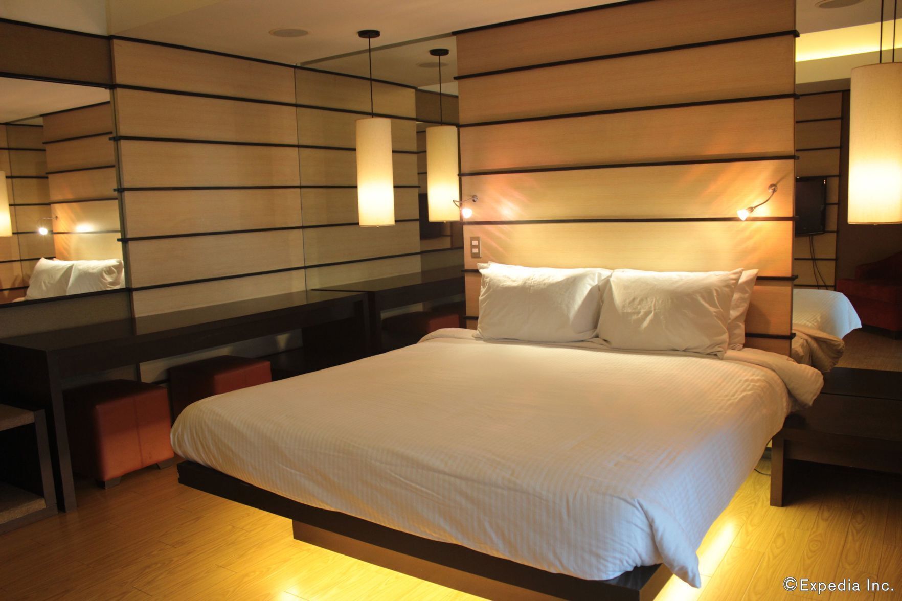 Minibar, in-room safe, desk, iron/ironing board