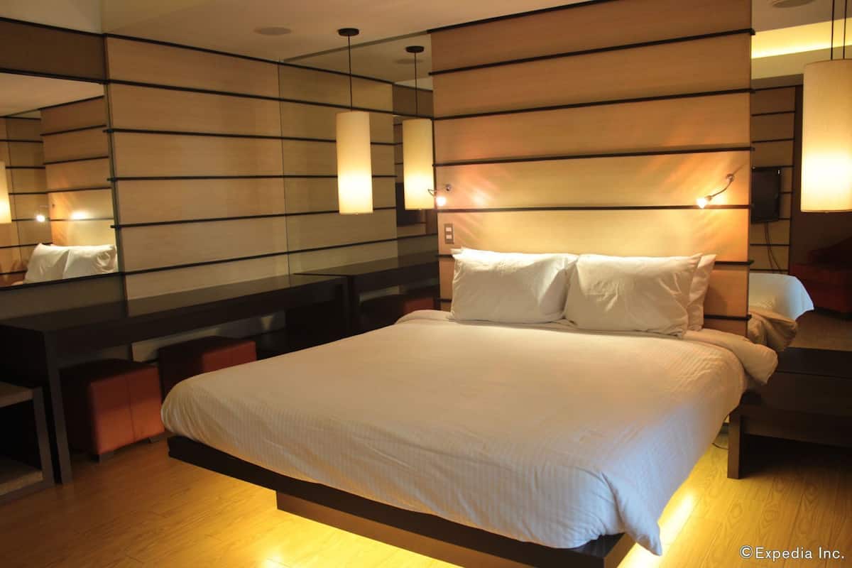 Minibar, caja de seguridad en la habitación y escritorio