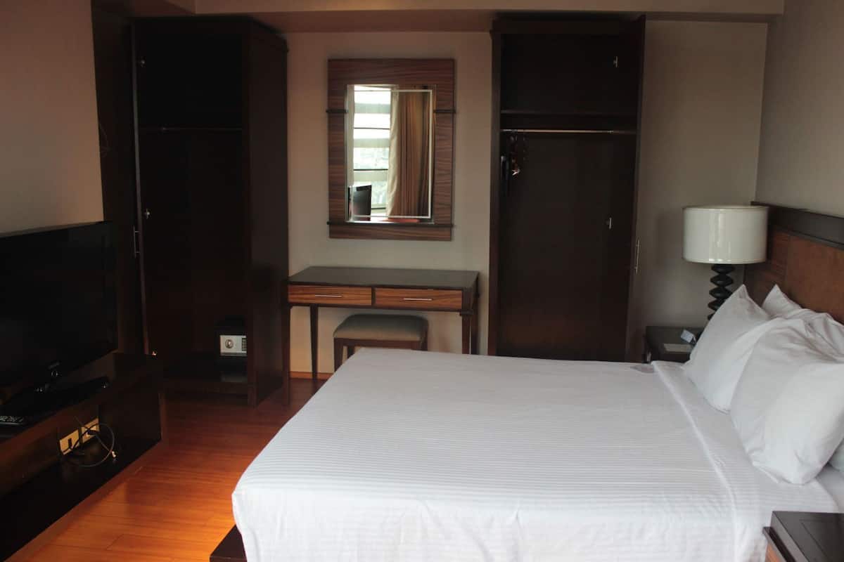 Minibar, caja de seguridad en la habitación y escritorio