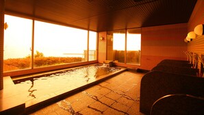 A hot spring bath with a view of the sea, wooden ceiling, and tiled walls. - Hotel Mikawa Kaiyoukaku (Gamagori)