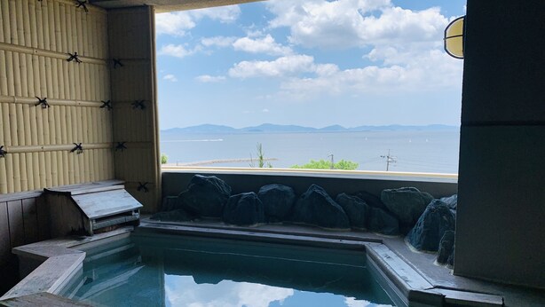 A hot tub with a view of the sea and mountains. - Hotel Mikawa Kaiyoukaku (Gamagori)