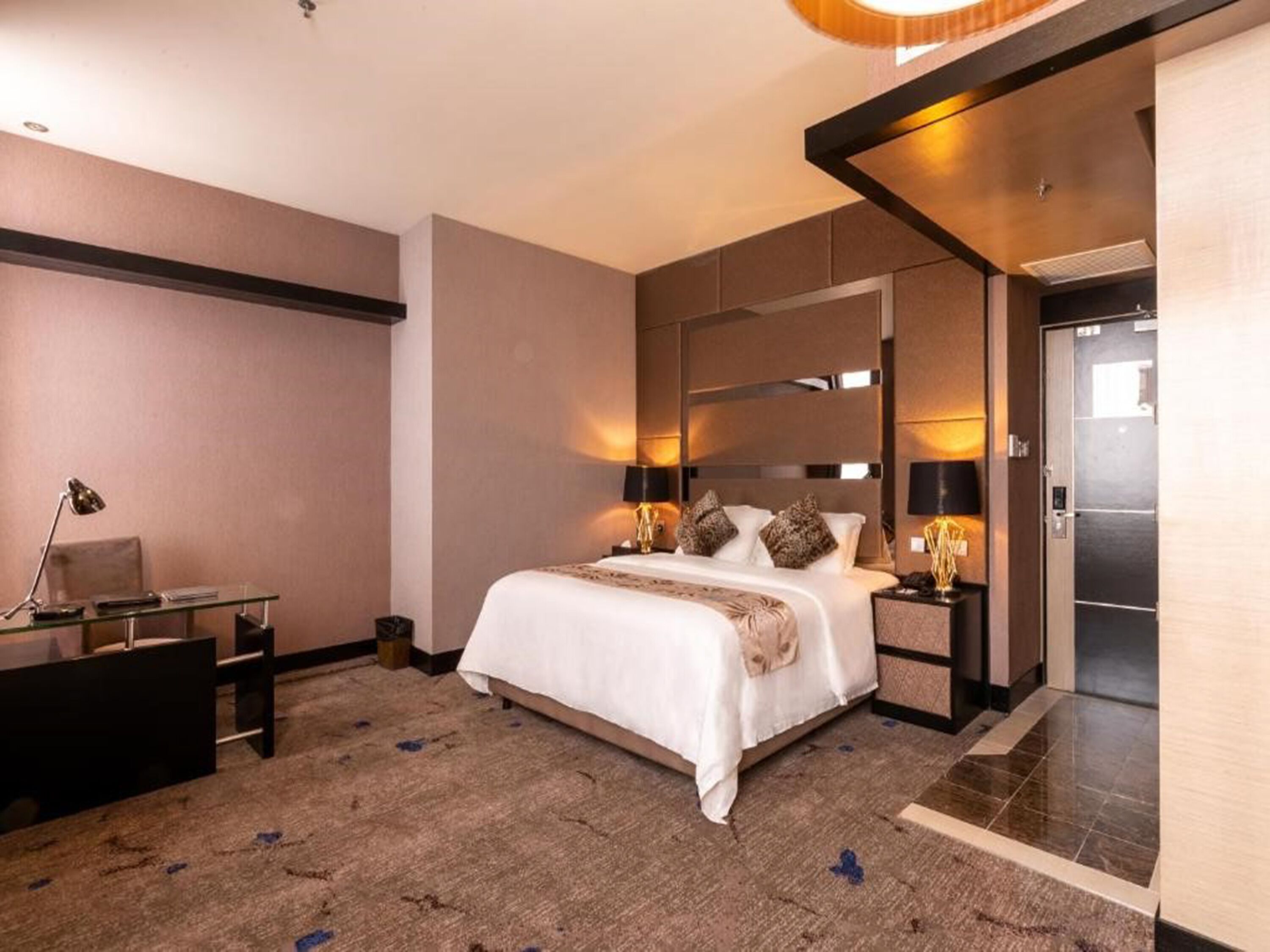 deluxe king | minibar, in-room safe, individually decorated, individually furnished