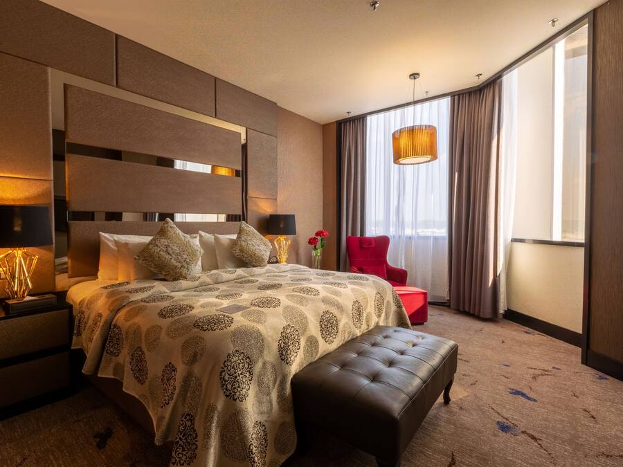 Royal Suite | Minibar, in-room safe, individually decorated, individually furnished