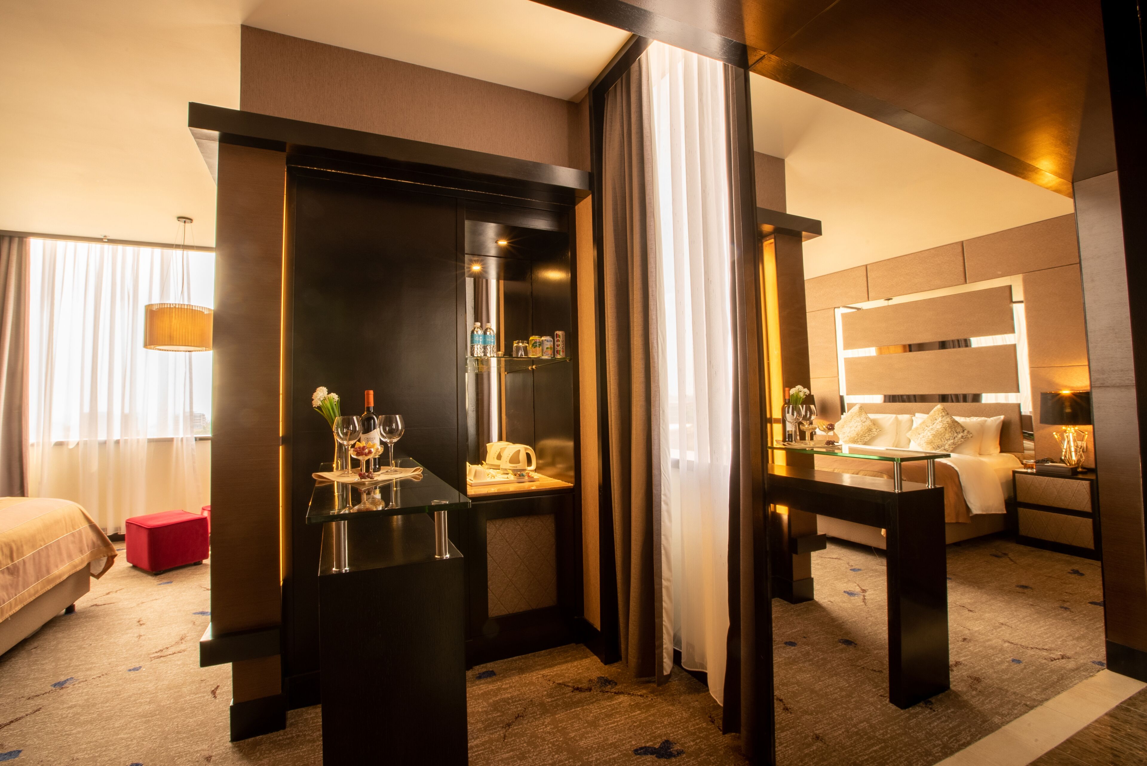 premier executive room | minibar, in-room safe, individually decorated, individually furnished