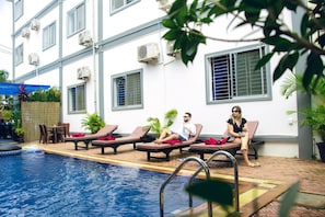 Outdoor pool, pool umbrellas, pool loungers - Mirigi Boutique Hotel  (Siem Reap)