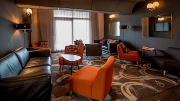 3 bars/lounges