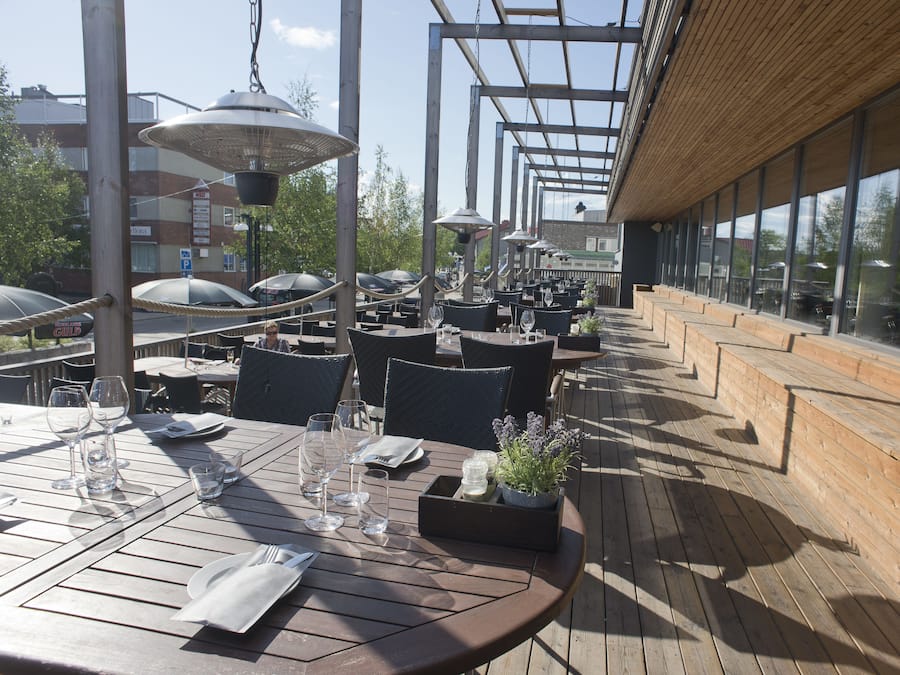 Frokost, lunsj og middag serveres, lokale retter, uteservering