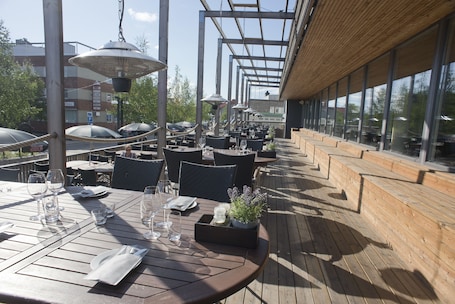 Se sirven desayunos y cocina local, restaurante con mesas al aire libre