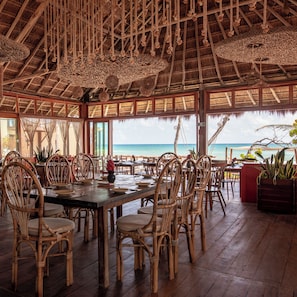 Serveert ontbijt, lunch, diner, Mexicaanse gerechten