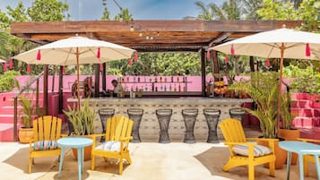 Bar en bord de piscine