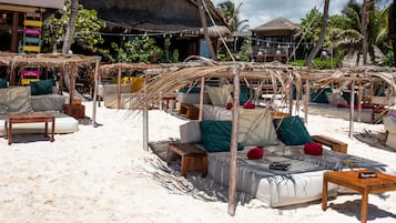 Plage, sable blanc, chaises longues, parasols