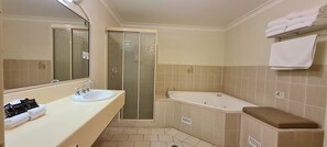 Familie suite, 2 slaapkamers | Badkamer | Een bad/douchecombinatie, gratis toiletartikelen, een haardroger