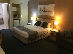 Deluxe Queen Spa | In-room safe, desk, soundproofing, iron/ironing board