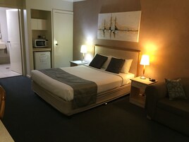 Deluxe Queen Spa | In-room safe, desk, soundproofing, iron/ironing board