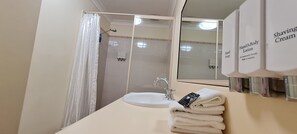 Executive-Suite, 2 Schlafzimmer | Badezimmer | Duschwanne, kostenlose Toilettenartikel, Haartrockner, Handtücher