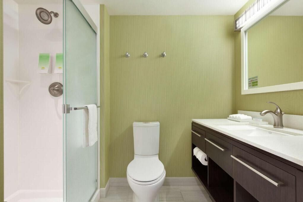 Amenidades de baño gratuitas, secadora de cabello, toallas 