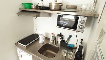 Quarto casal | Cozinha americana privada | Geladeira, micro-ondas, cooktop, lava-louças