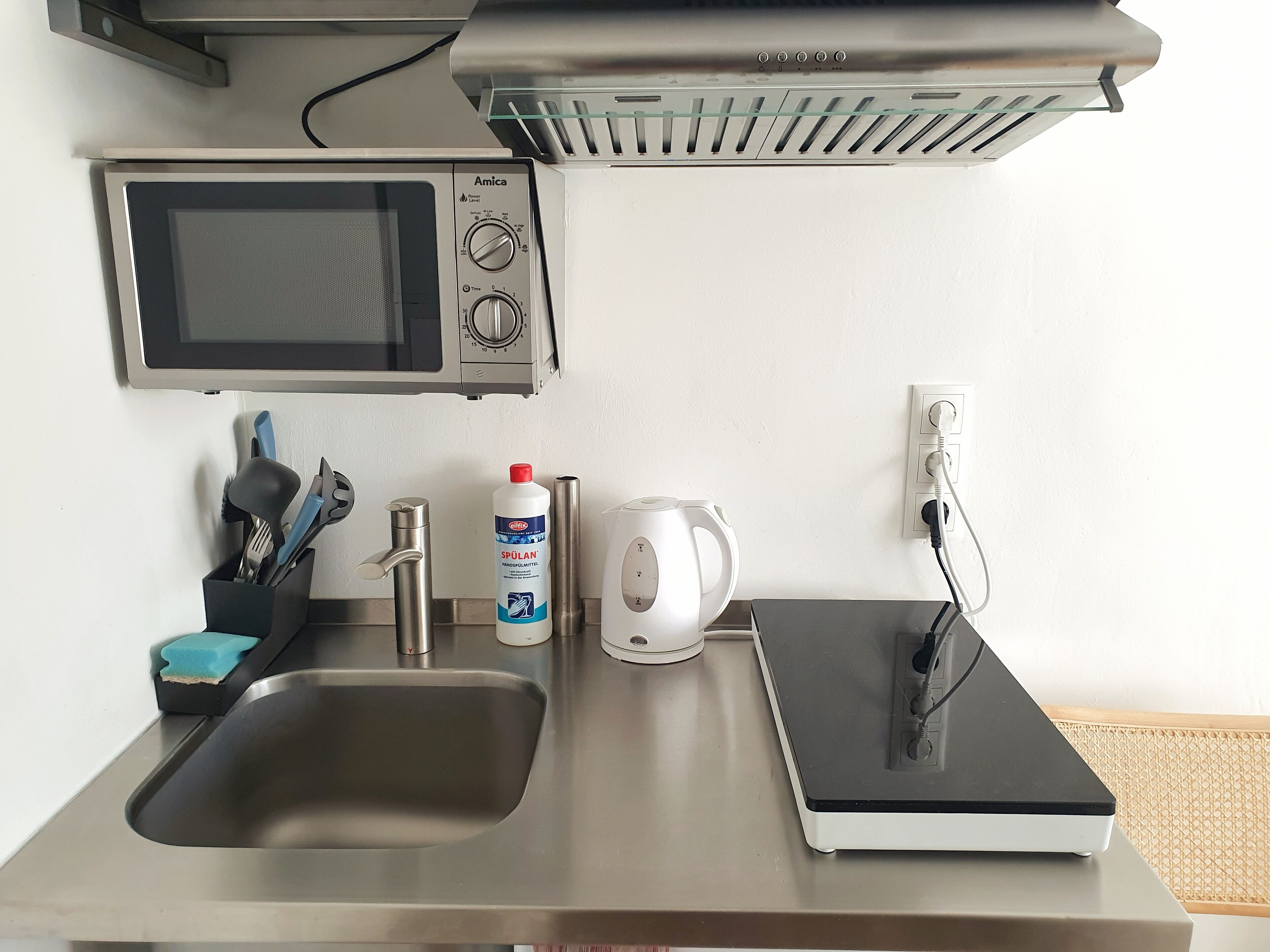 ベーシック ダブルまたはツインルーム シングルベッド 2 台 | 専用簡易キッチン | 冷蔵庫、電子レンジ、コンロ、食器洗い機