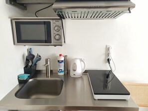 Basic Double or Twin Room, 2 Twin Beds | Private kitchenette | Fridge, microwave, stovetop, dishwasher