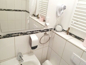 Phòng đôi hoặc 2 giường đơn cơ bản, 2 giường đơn | Phòng tắm | Buồng tắm vòi sen, khăn tắm 