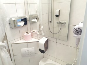 Economy Single Room, 1 Twin Bed | Bathroom | Shower, towels - Aparthotel Sanni  (Bremen)