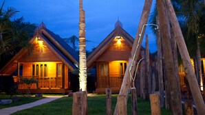 Un complejo turístico con construcciones de madera y un molino.