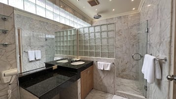 Luxury Penthouse | Bathroom | Free toiletries, bidet, towels, soap