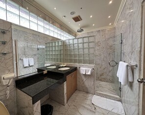 Luxury Penthouse | Bathroom | Free toiletries, bidet, towels, soap - Copa Hotel (Pattaya)