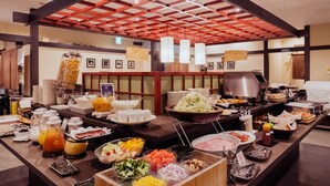 Un buffet proposant une variété de plats et de boissons.